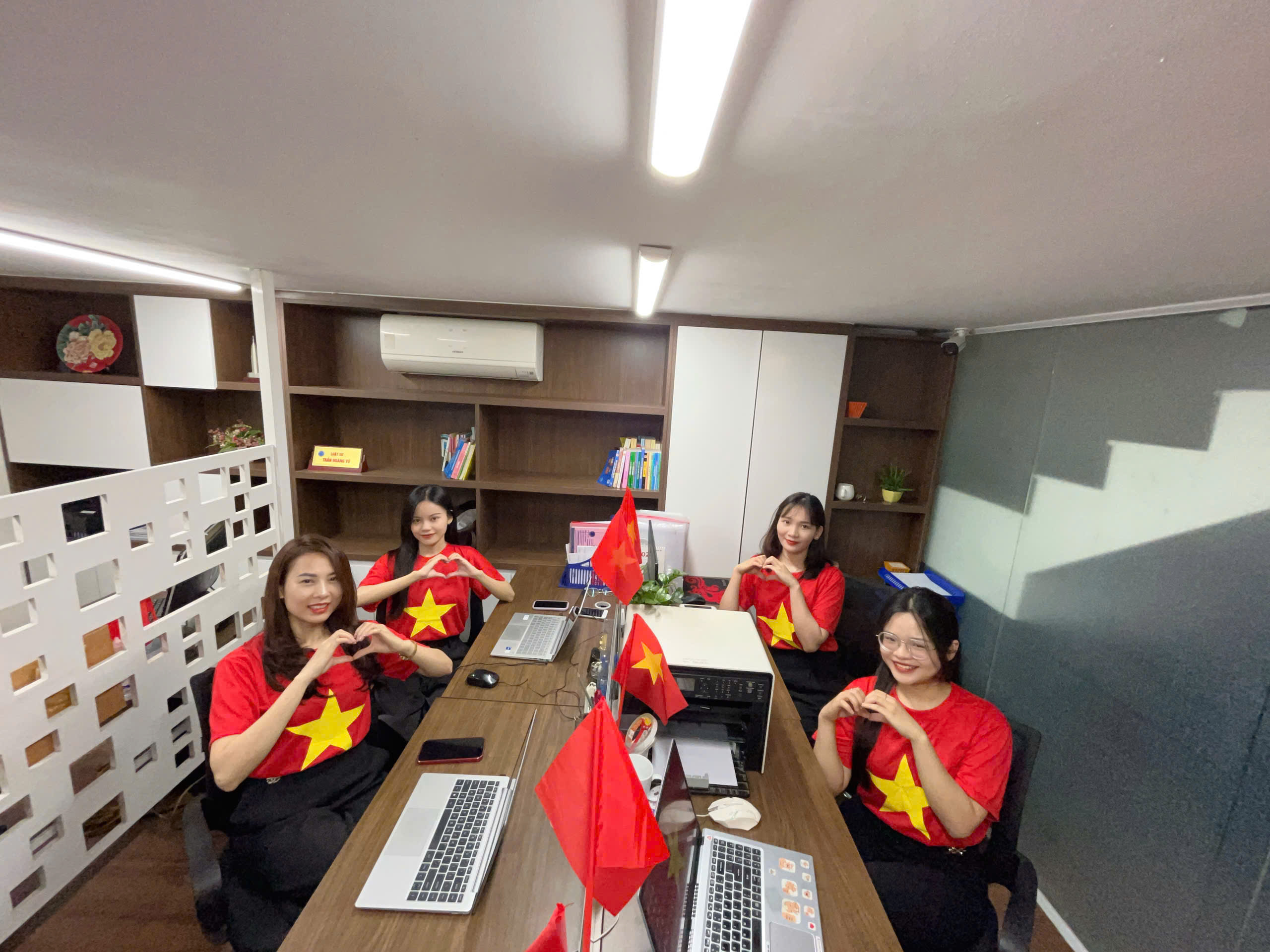 hình ảnh CBNV chụp ảnh bên trong văn phòng