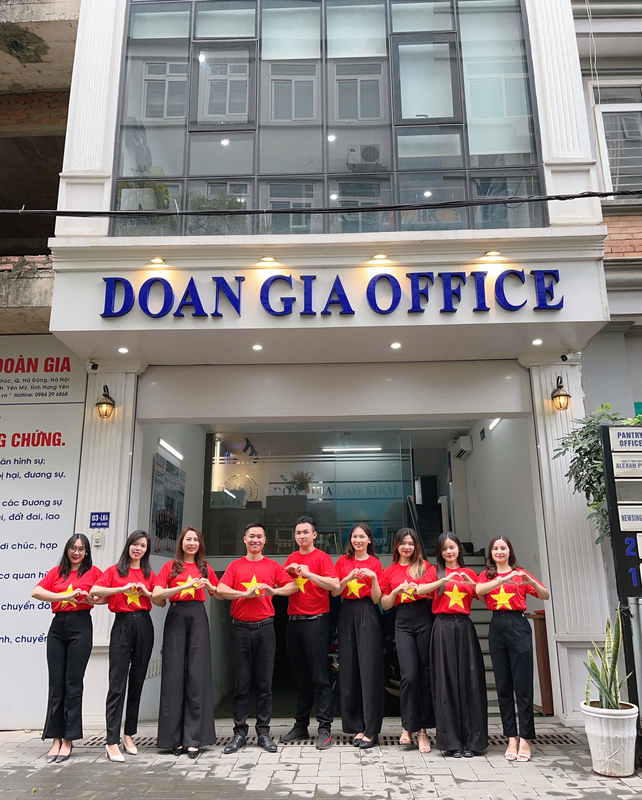 hình ảnh Tập thể CBNV Công ty Luật Đoàn Gia chụp ảnh trước cửa văn phòng