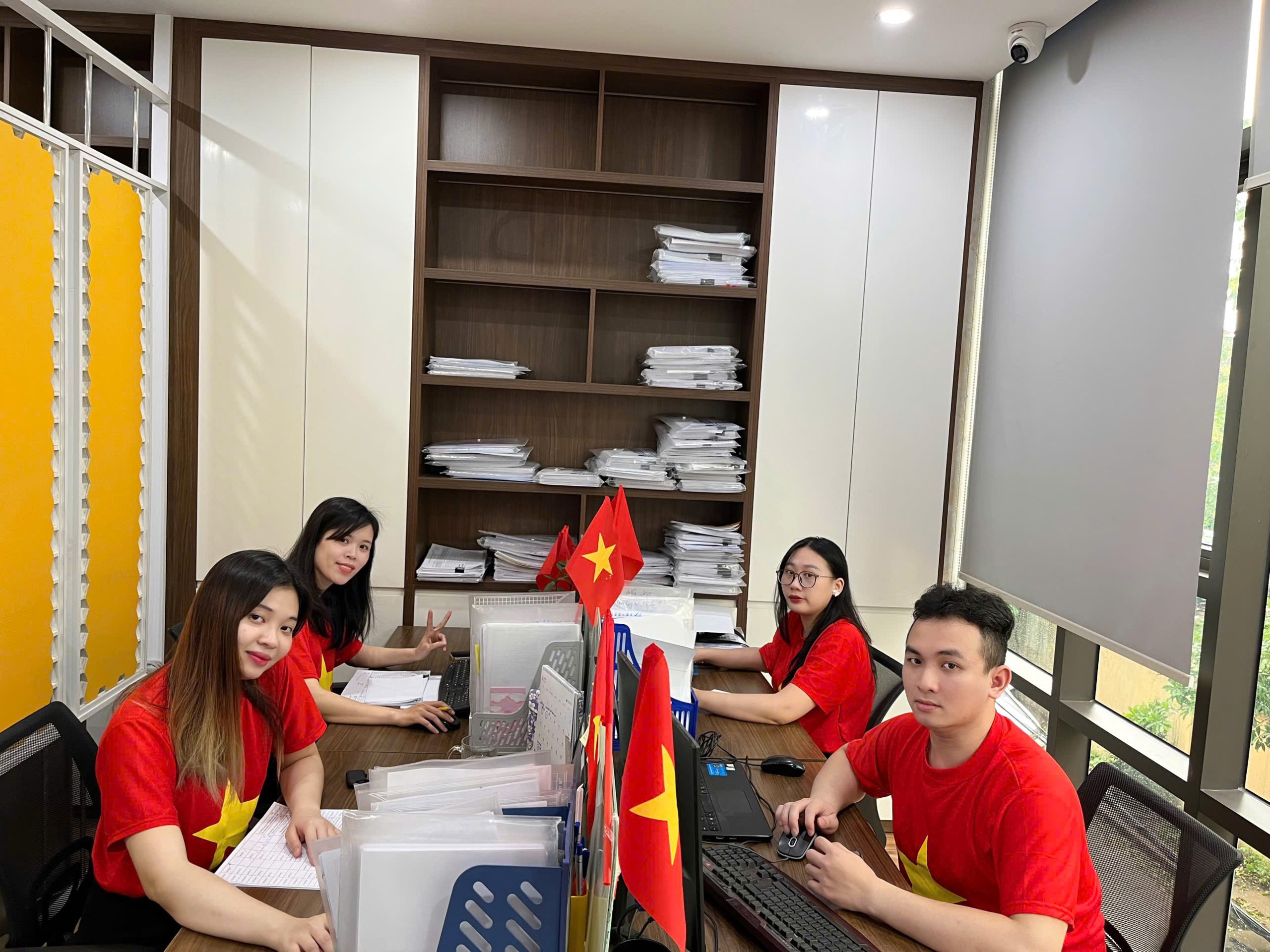 hình ảnh CBNV chụp ảnh bên trong văn phòng